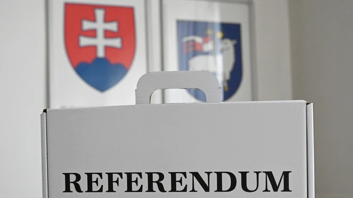 Prenosná volebná schránka pre okrskové volebné komisie pre nadchádzajúce referendum.