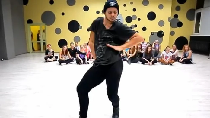Keď muž tancuje v topánkach na vysokých podpätkoch