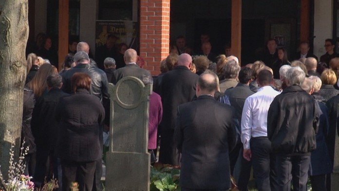 Na pohreb prišlo veľa ľudí. 