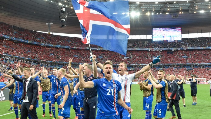 Hráči Islandu oslavujú s fanúšikmi víťazstvo v zápase F-skupiny na majstrovstvách Európy proti Rakúsku 2:1,