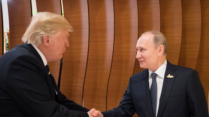 Donald Trump si podal ruku s Vladimirom Putinom.