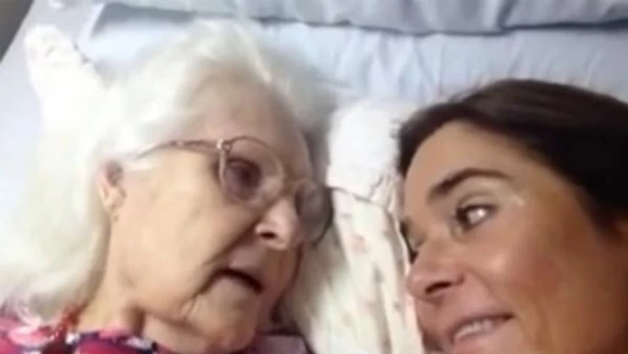 Žena s Alzheimerovou chorobou spoznáva na krátko svoju dcéru