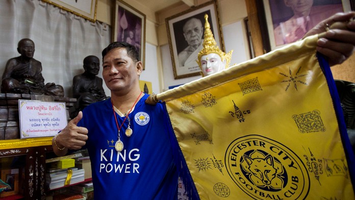 Oslava v budhistickom chráme v Thajsku.