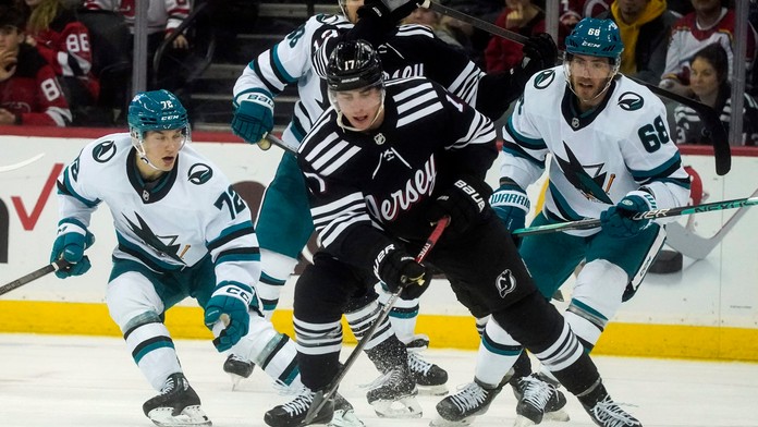 Šimon Nemec počas svojho prvého zápasu v NHL