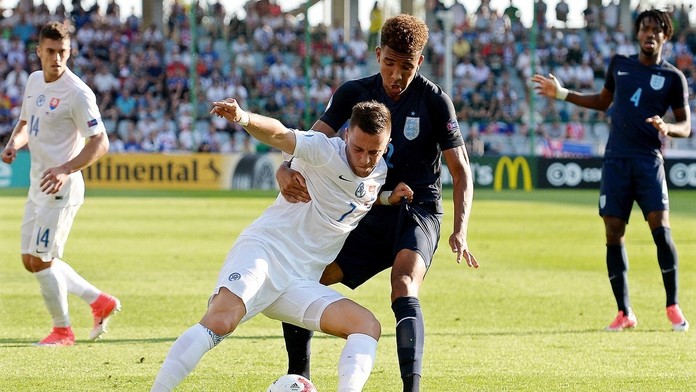 Jaroslav Mihalík a Angličan Mason Holgate.