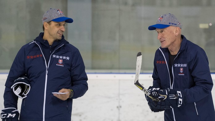 Tréner slovenskej hokejovej reprezentácie Craig Ramsay (vpravo) s asistentom Jánom Pardavým na tréningu pred Nemeckým pohárom.