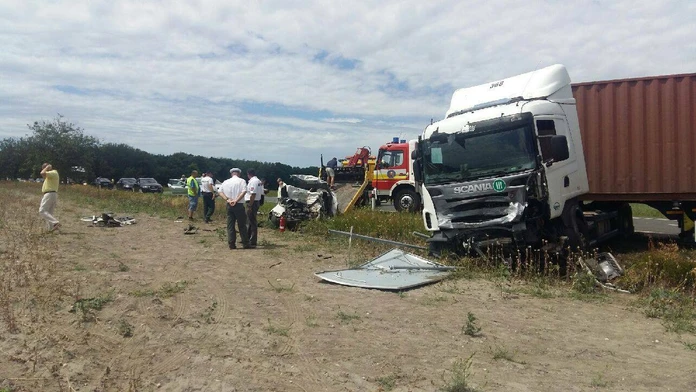 Auto sa čelne zrazilo s kamiónom.