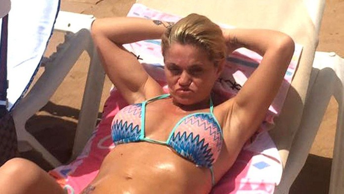 Plastiková herečka hore bez. Prsia by mala ukazovať radšej len poležiačky