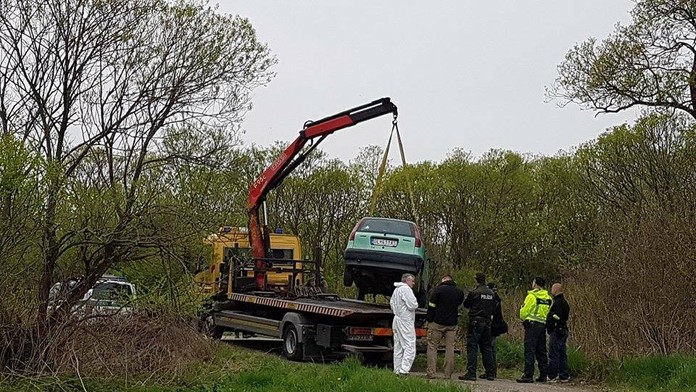 Auto pochovalo dvoch ľudí.