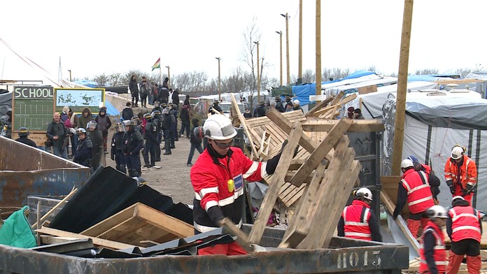 Búranie táboru v Calais. 
