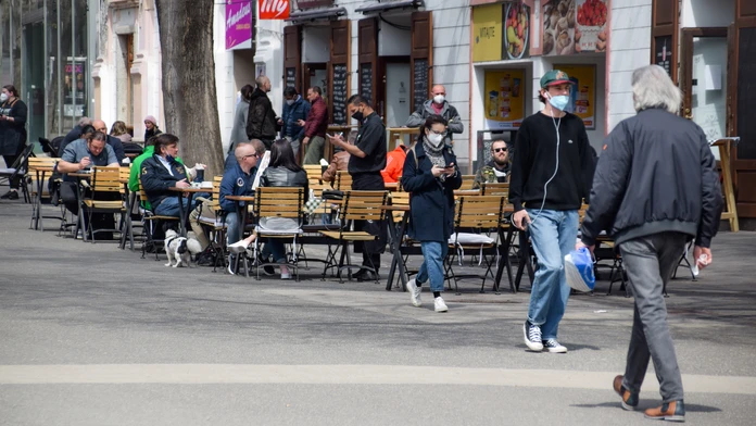 Otvorená terasa reštaurácie.