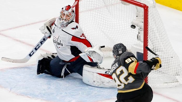 Útočník Vegas Tomáš Nosek (vpravo) strieľa gól brankárovi Capitals Bradenovi Holtbymu.