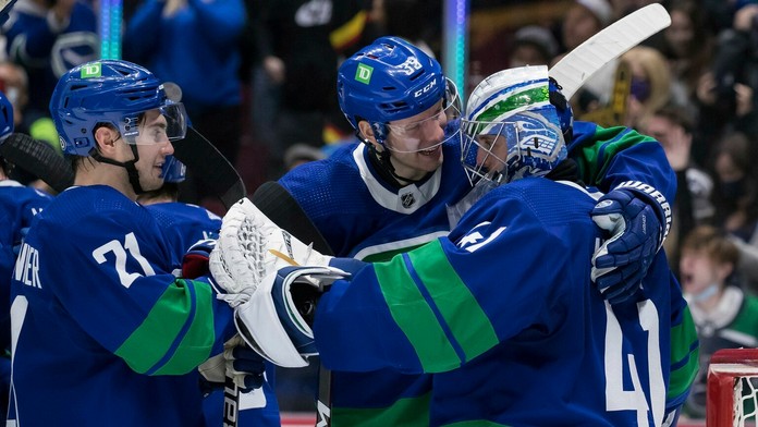 Jaroslav Halák oslavje víťazstvo so spoluhráčmi.