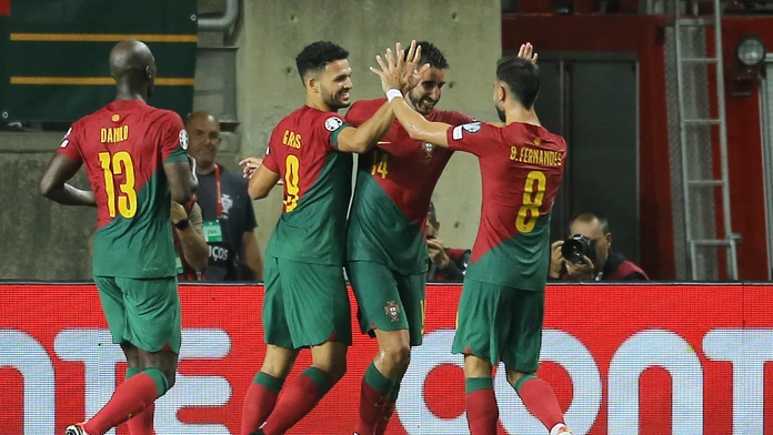 Portugalci dali bez Ronalda Luxembursku deviatku. Island udrel v nadstavenom čase a dorovnal Bosnu