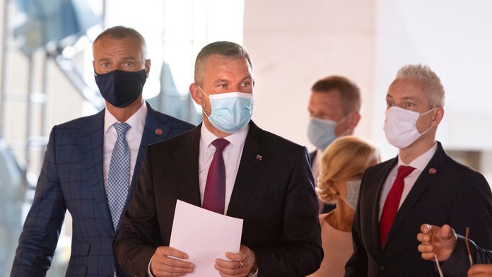 Na snímke uprostred predseda strany Hlas - SD Peter Pellegrini.