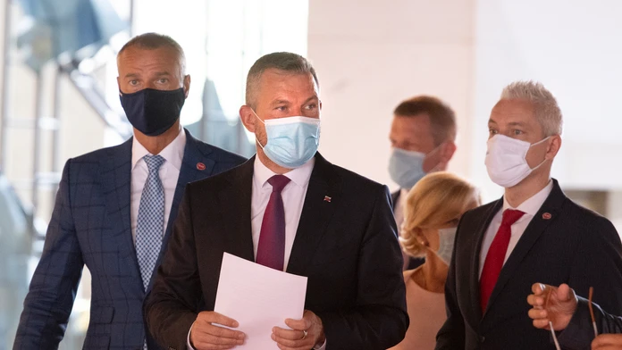 Na snímke uprostred predseda strany Hlas - SD Peter Pellegrini.