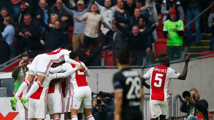 Gólová radosť v podaní hráčov Ajaxu v semifinále EL proti Lyonu.