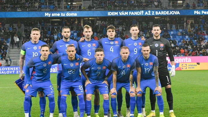 slovenský futbalový tím pred začiatkom prípravného futbalového zápasu