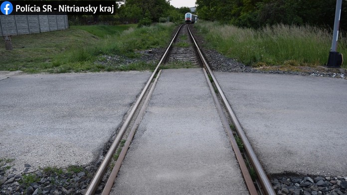 Chlapec na kolobežke si zranil nohy.