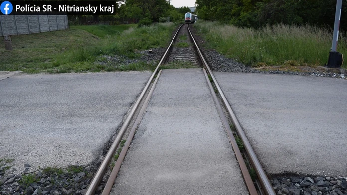 Chlapec na kolobežke si zranil nohy.