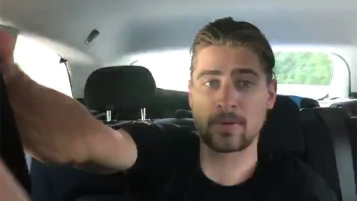 Peter Sagan sa po vylúčení z TdF vracia do Monaka, v aute poďakoval fanúšikom.