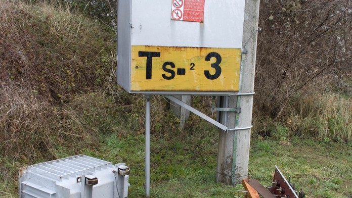 Rozbitá trafostanica v Bajtave