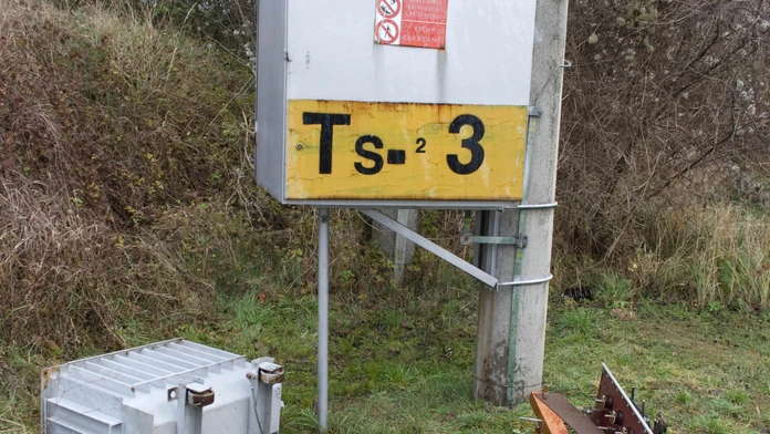 Rozbitá trafostanica v Bajtave
