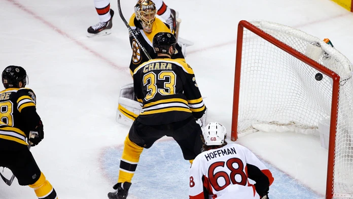 Boston s kapitánom Zdenom Chárom podľahol Ottawe Senators 2:3 po predĺžení. 