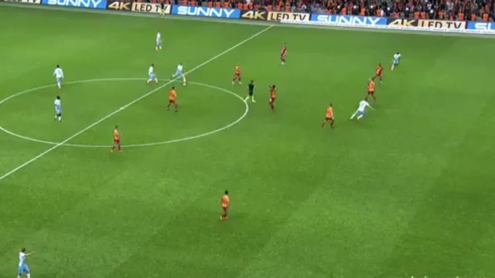 Juraj Kucka strieľa gól z polovice ihriska.
