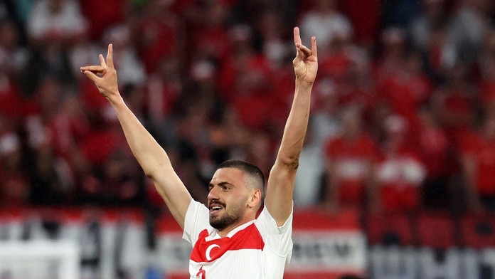 VIDEO: Sporné verdikty, gestá hráčov či bizarná snaha dostať sa k Ronaldovi. Euro prinieslo aj kontroverzie