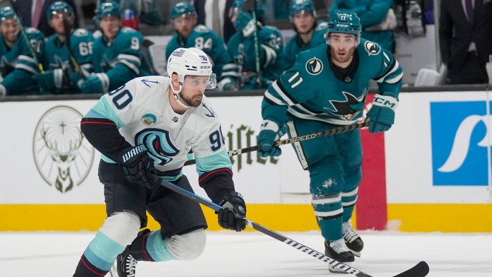 Ľavé krídlo Tomáš Tatar (90) zo Seattle Kraken s pukom.