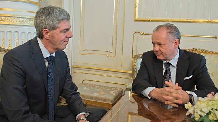 Na snímke vpravo prezident SR Andrej Kiska prijal  lídra strany Most-Híd Bélu Bugára 