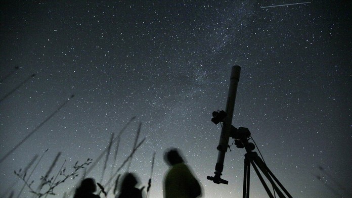Astronómovia pozorujú na nočnej oblohe meteorický roj Perzeíd