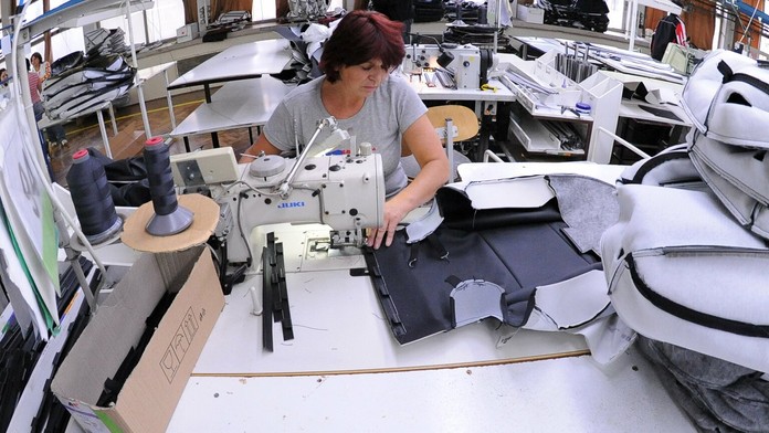 Šička pracuje na výrobe autosedačky v odevnom závode Makyta