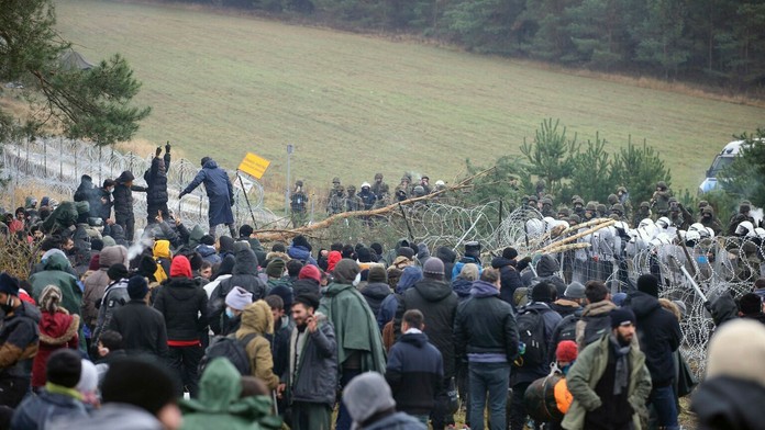 Migranti z Blízkeho východu a iných krajín, ktorí sa pokúšajú prekročiť hranice z Bieloruska do Poľska, sa zhromažďujú na hranic