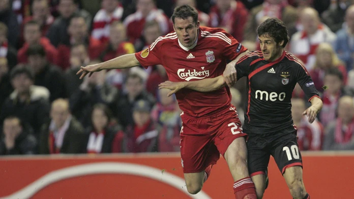 Vľavo Jamie Carragher (FC Liverpool)  a Pablo Aimar (Benfica Lisabon) na archívnej snímke z 8. apríla 2010. 