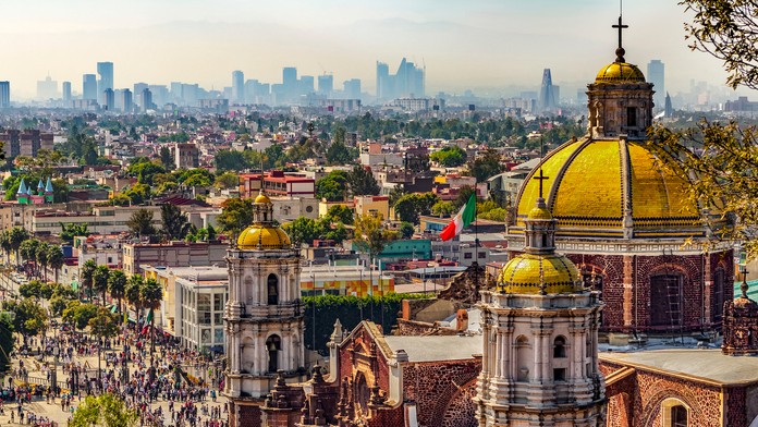 Mexico City, vpravo Bazilika De Nuestra Seňora De Guadalupe.