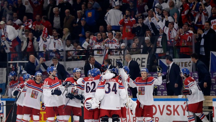 Radosť českých hokejistov po triumfe nad Fínskom na MS 2017.