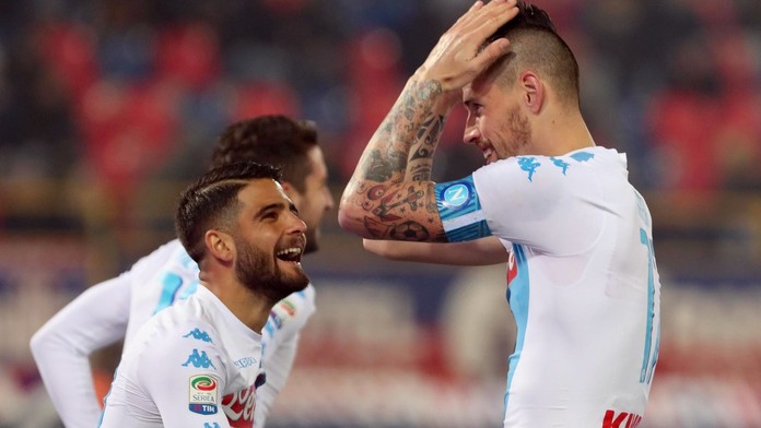 Marek Hamšík oslavuje gól proti Bologne so spoluhráčom Lorenzom Insigneom.