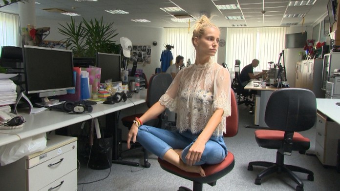 Jóga v kancelárii.