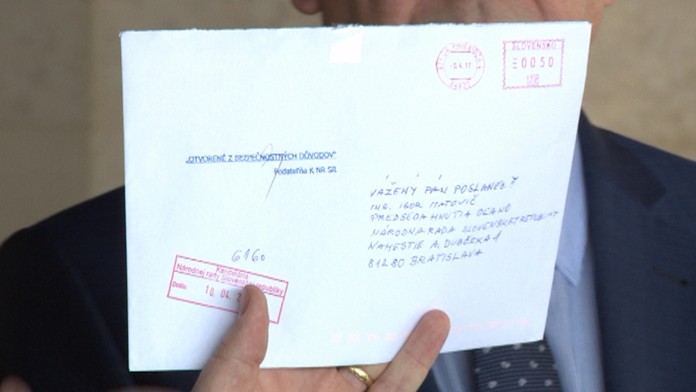 Igor Matovič drží otvorenú obálku, ktorú mu napísali do NR SR.