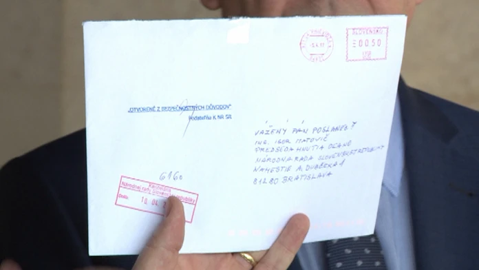 Igor Matovič drží otvorenú obálku, ktorú mu napísali do NR SR.