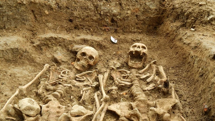 Zamilovaný pár našli archeológovia.