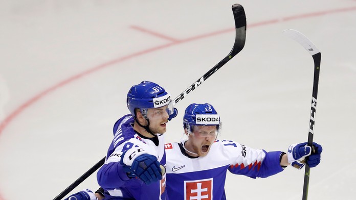 Slovenskí fanúšikovia sa radujú z gólu v zápase na MS 2019 proti USA.