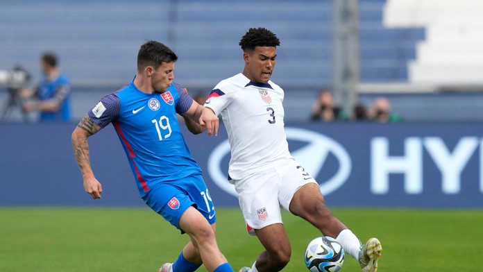 Slovenský hráč Samuel Kopásek(vľavo) bojuje o loptu s Američanom Calebom Wileyom