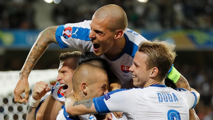 Slovenskí futbalisti oslavujú Hamšíkov gól na 2:0.