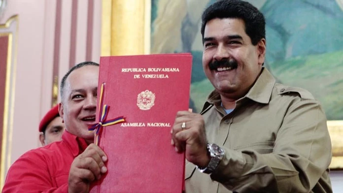Venezuelský prezident Nicolás Maduro (vpravo) a predseda venezuelského parlamentu Diosdado Cabello.