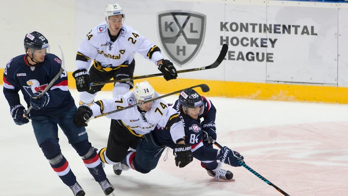 Zľava Václav Nedorost zo Slovana, Sergej Monachov (Severstaľ) a Tomáš Kundrátek v dueli KHL.