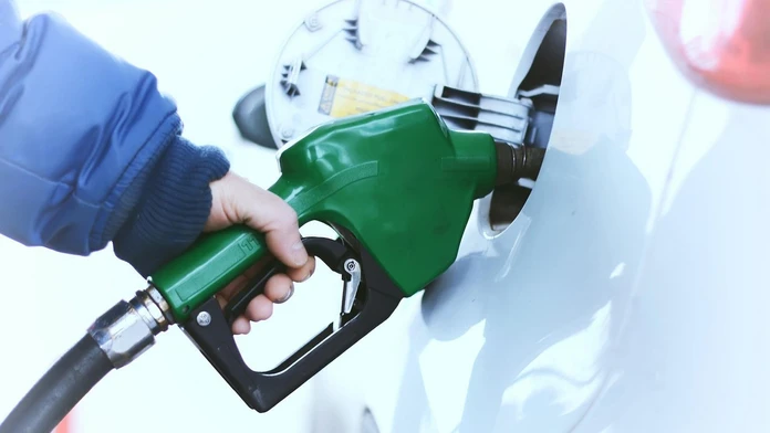 Muž tankuje benzín na pumpe 