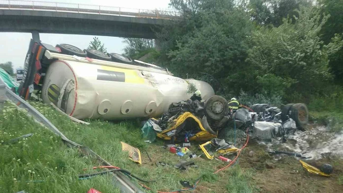 Na diaľnici D1 pri Dubnici nad Váhom sa prevrátila cisterna s benzínom